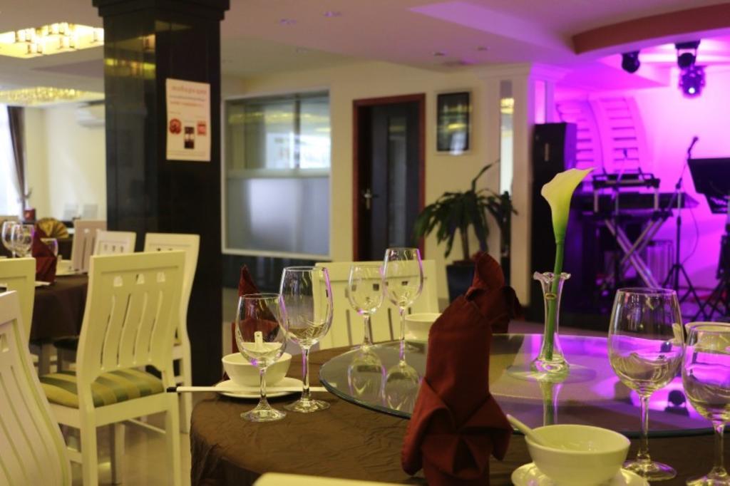 You Eng Hotel Phnom Pen Exterior foto